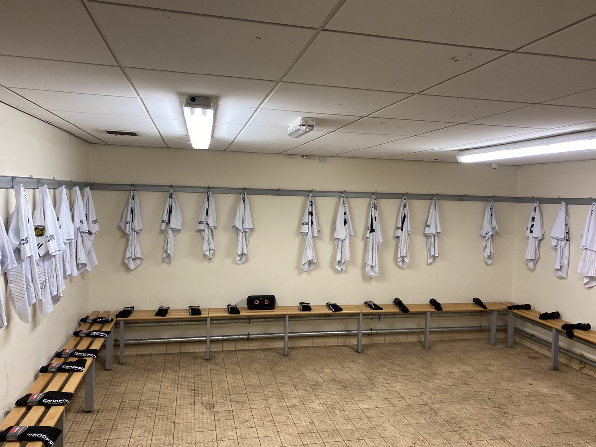 OHughesRugby's tweet photo. Great to be involved with the Dragons u16s yesterday. two incredibly good fixtures against the @welshexiles 🔴⚫️
One week a friend and the next an enemy!😂
Well done to @PE_stcenydd pupil Charlie on his first appearance also 🔵⚫️
#RAG16 🐉 https://t.co/nSvCBj9oXx