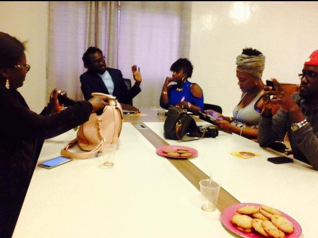 fleurdubaol's tweet photo. Voici les premiers influenceurs du digital 😅 vos ancêtres, les jeunes à l'époque qui ont montré ces nouveaux métiers. walaye #BloggeurduSenegal ndeyssane on faisait les #LiveTwit 
@mamouchkadiop ana nga @wambedmi Dolli Sant rek @LecterFRO_ 😘😘😘 @MeTechsta https://t.co/An6Aow1KfR