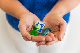 ON_Poison's tweet photo. #LaundryPod exposure calls have reduced
Remember:
🔸Look like candy to kids
🔸Keep pods stored securely
🔸ALWAYS handle pods with dry hands
If difficulty breathing call 911
If eye, skin or ingested: rinse/dilute with water
Call for more advice
1-800-268-9017
#PreventPoison https://t.co/Fg5BKHSOpi