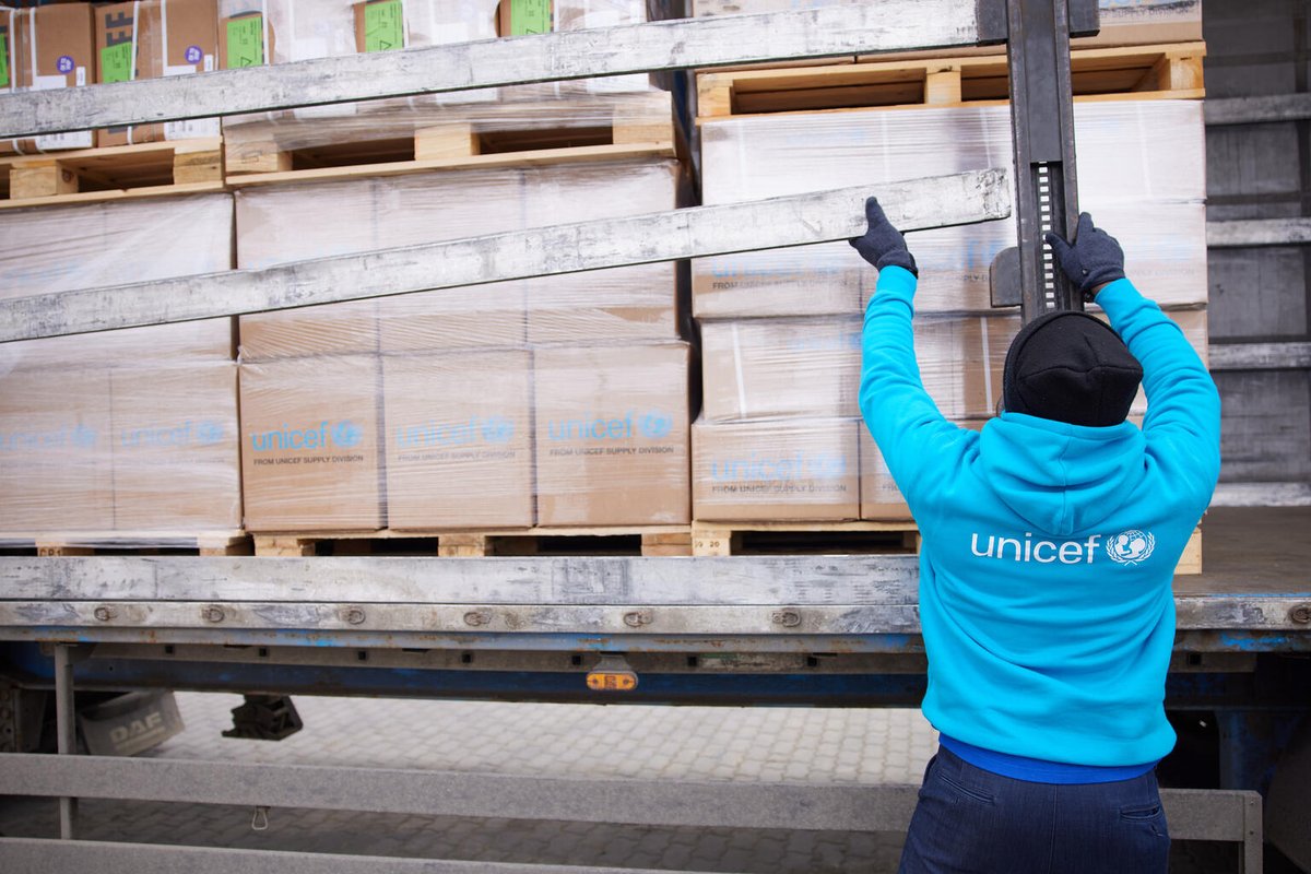 unicef_es's tweet photo. Los suministros que estamos distribuyendo a  los hospitales de toda #Ucrania ayudan a traer nueva vida al mundo, bajo las circunstancias más peligrosas.
Hacemos todo lo que podemos #ParaCadaInfancia https://t.co/CbN8uEldPE https://t.co/RjoPU3VIo6