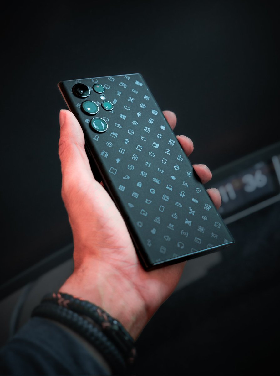 ChrisIpiranga's tweet photo. That's what I'm talking about... ICONS! mine S22U with that style by @dbrand and @MKBHD 🤓 https://t.co/LPBtSz2pKj
