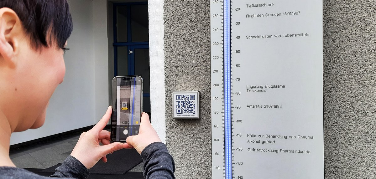 Jetzt neu in Dresden: Von -273°C bis +100°C reicht das 2,5-Meter hohe Thermometer an der Außenfassade des ILK Dresden. Über den QR-Code finden Passanten Infos über Gefriertrocknung, Trockeneis, flüssigen Sauerstoff, den kältesten Tag in Dresden und mehr: ilkdresden.de/thermometer