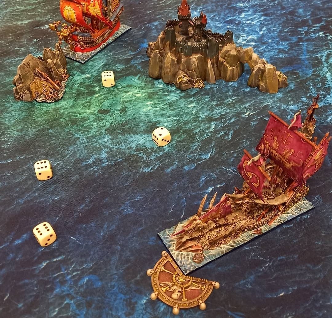 BDPHILOU's tweet photo. 🌟 Challenge 2022 🌟 @_Hina___
#52NUANCESDEJEUX #52SHADESOFBOARDGAMES
Cette semaine, les Dés sont à l'honneur! J'ai sélectionné #Dreadfleet @GamesWorkshopFR Un jeu de bataille navale avec un matériel halluciannt et la brouette de dés qui valide (ou non) toutes les décisions. 😁 https://t.co/wKjfAZWD8T