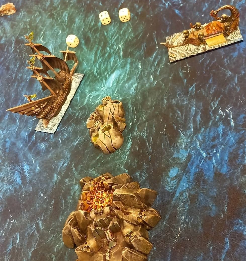 BDPHILOU's tweet photo. 🌟 Challenge 2022 🌟 @_Hina___
#52NUANCESDEJEUX #52SHADESOFBOARDGAMES
Cette semaine, les Dés sont à l'honneur! J'ai sélectionné #Dreadfleet @GamesWorkshopFR Un jeu de bataille navale avec un matériel halluciannt et la brouette de dés qui valide (ou non) toutes les décisions. 😁 https://t.co/wKjfAZWD8T
