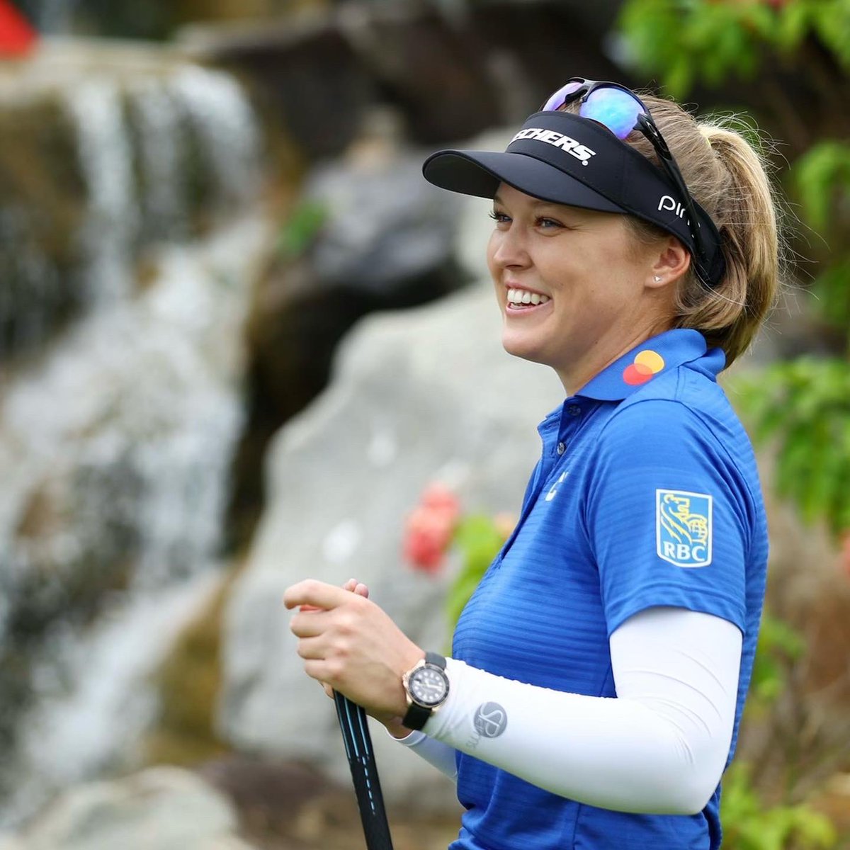 BrookeHenderson's tweet photo. Singapore! 🇸🇬 Thanks for a fun week @HWWCGolf! Happy with a T-6 finish! #Top10 https://t.co/HBJts5pNDx