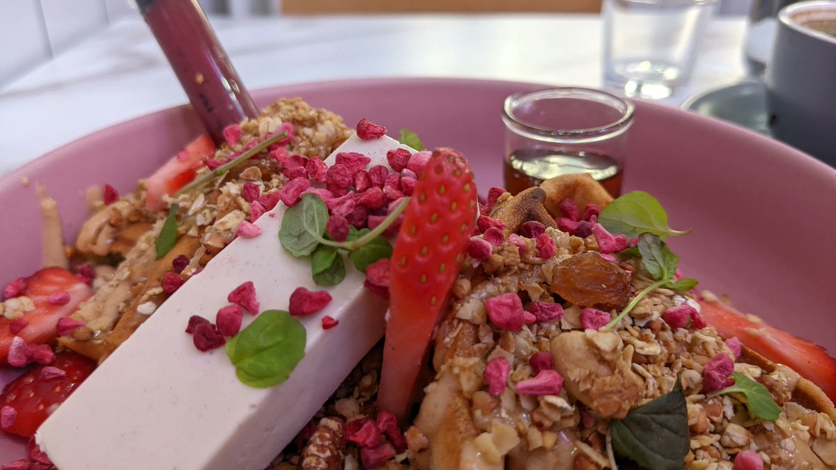 Edin_Reviews's tweet image. Plant based waffles with syrup and jam! So bloomin' tasty and at @gramsedinburgh