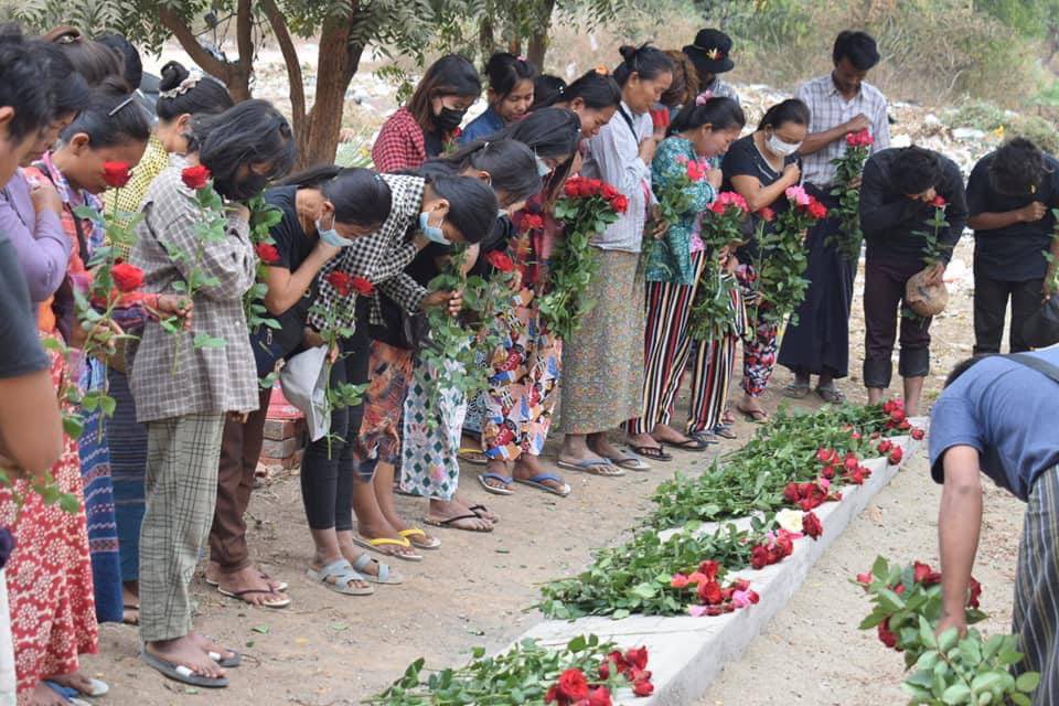 MoeeMyint's tweet photo. A memorial service for fallen heroes who were killed by SAC troops during Spring Revolution was held by locals of Salingyi Tsp, Sagaing, today. #MassacreInMyanmarByJunta #2022Mar7Coup #WhatsHappeningInMyanmar https://t.co/mpurp4N72a