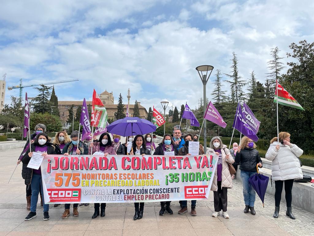 feccoogranada's tweet image. #HOY las #monitoras escolares se han concentrado, con su posterior asamblea, reivindicando la contratación a tiempo total. 
#CCOO #granada #MonitorasEnLucha
