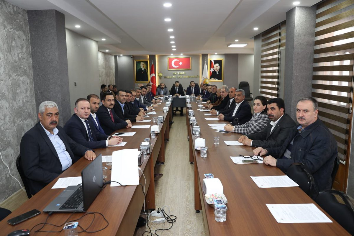 AkHaliliiye's tweet photo. İlçe Başkanımız @ibrahimeyyupogl, Haliliye Belediye Başkanımız @mcanpolatnet, Yerel Yönetimler Başkanımız @avhalilates ve Belediye Meclis Üyelerimizle Birlikte Mart Ayı Grup Toplantısını Gerçekleştirdik. 

@erkankandemir @mehmetozhaseki @aysesula @mselimpolatkan https://t.co/HKO68DdwgP