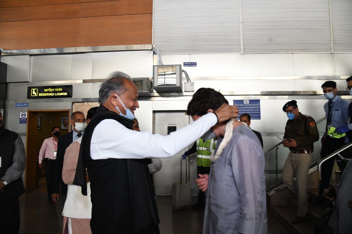 Raghav2024_'s tweet photo. Honorable Chief Minister Shri #AshokGehlot ji welcomed Smt. #PriyankaGandhi ji on her arrival in Jaipur. #Rajasthan 
 https://t.co/DrZRCTsJYX https://t.co/RyBCGx3yU4
