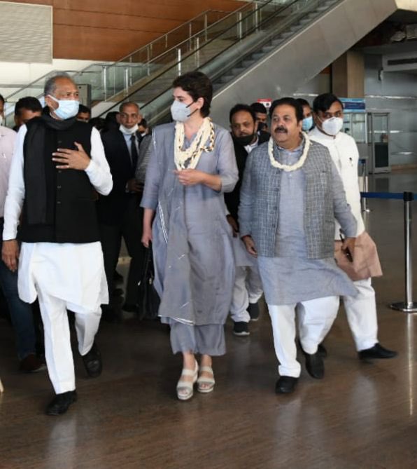 Raghav2024_'s tweet photo. Honorable Chief Minister Shri #AshokGehlot ji welcomed Smt. #PriyankaGandhi ji on her arrival in Jaipur. #Rajasthan 
 https://t.co/DrZRCTsJYX https://t.co/RyBCGx3yU4