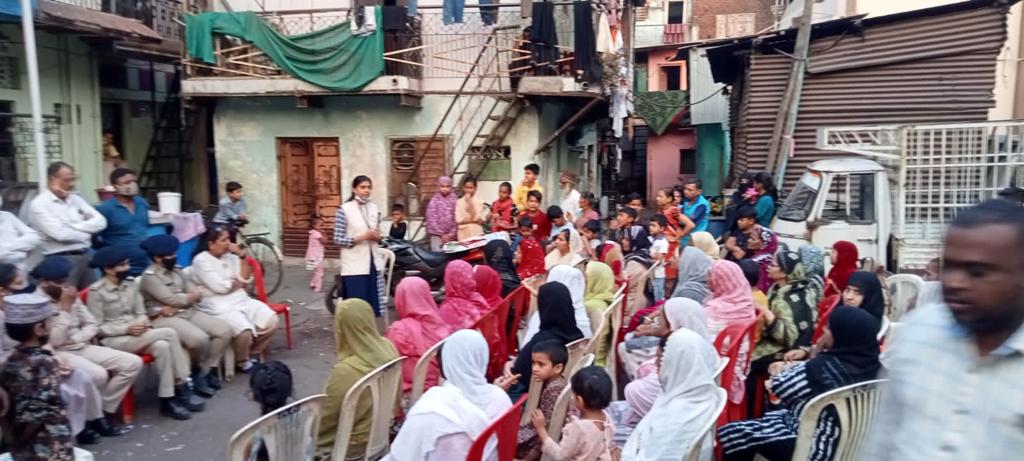 CP_SuratCity's tweet photo. A self defense program in Rustampura Area @gujaratpolice_ @iharshsanghavi
#selfdefense #selfdefensetraining #SayNoToDrugs #BewareOfScammers #BewareofScams #StaySafe #wearmask #gujaratpolice #dgpgujarat #suratcitytrafficpolice #StaySafe #BeSafeBeSecure #BeAwareOfCyberFraud https://t.co/V2QmzSIq7m