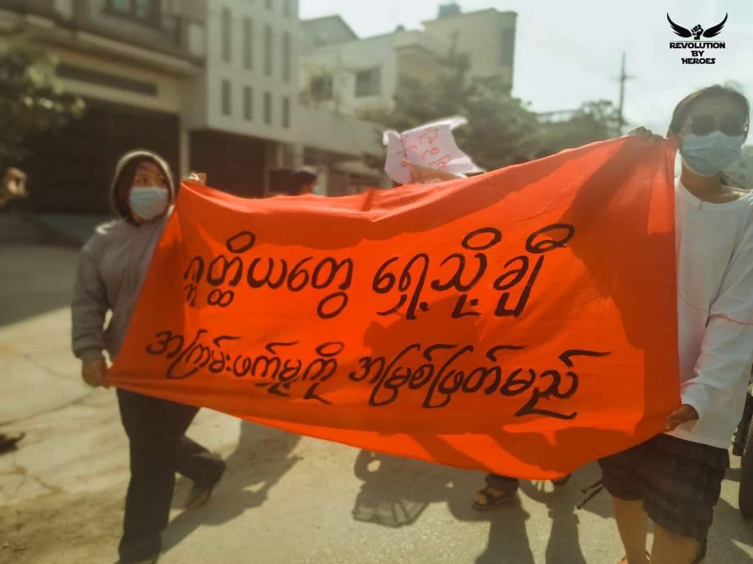 MoeeMyint's tweet photo. Anti-coup revolutionary guerrilla strike in Mandalay by pro-democracy ladies. 🪧  #2022Mar7Coup #WhatsHappeningInMyanmar #MassacreInMyanmarByJunta https://t.co/12O9RwNReZ