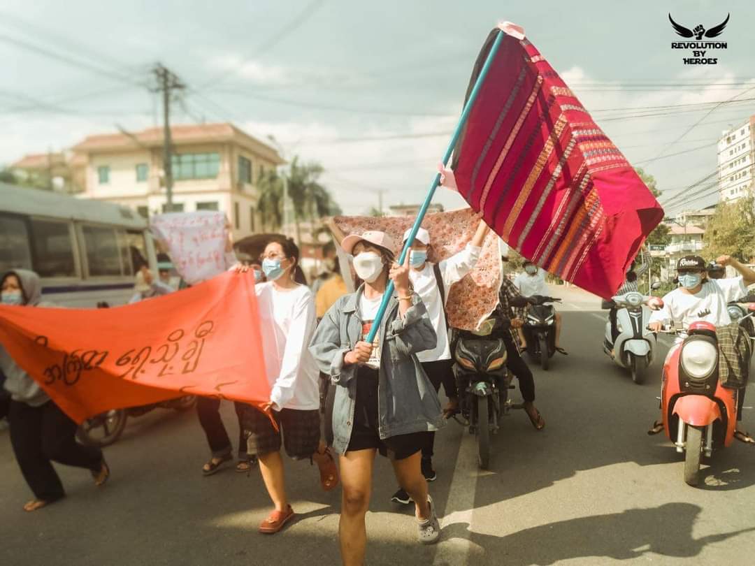 MoeeMyint's tweet photo. Anti-coup revolutionary guerrilla strike in Mandalay by pro-democracy ladies. 🪧  #2022Mar7Coup #WhatsHappeningInMyanmar #MassacreInMyanmarByJunta https://t.co/12O9RwNReZ