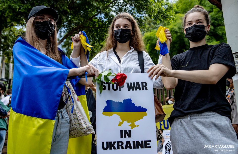 thejakartaglobe's tweet photo. Indonesians, Ukrainians Protest Against War Outside Russian Embassy https://t.co/4VCuWFzijh https://t.co/QWWWCujWNj
