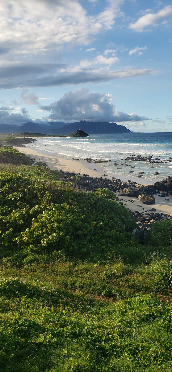 22Pinoy's tweet image. Happy Monday.