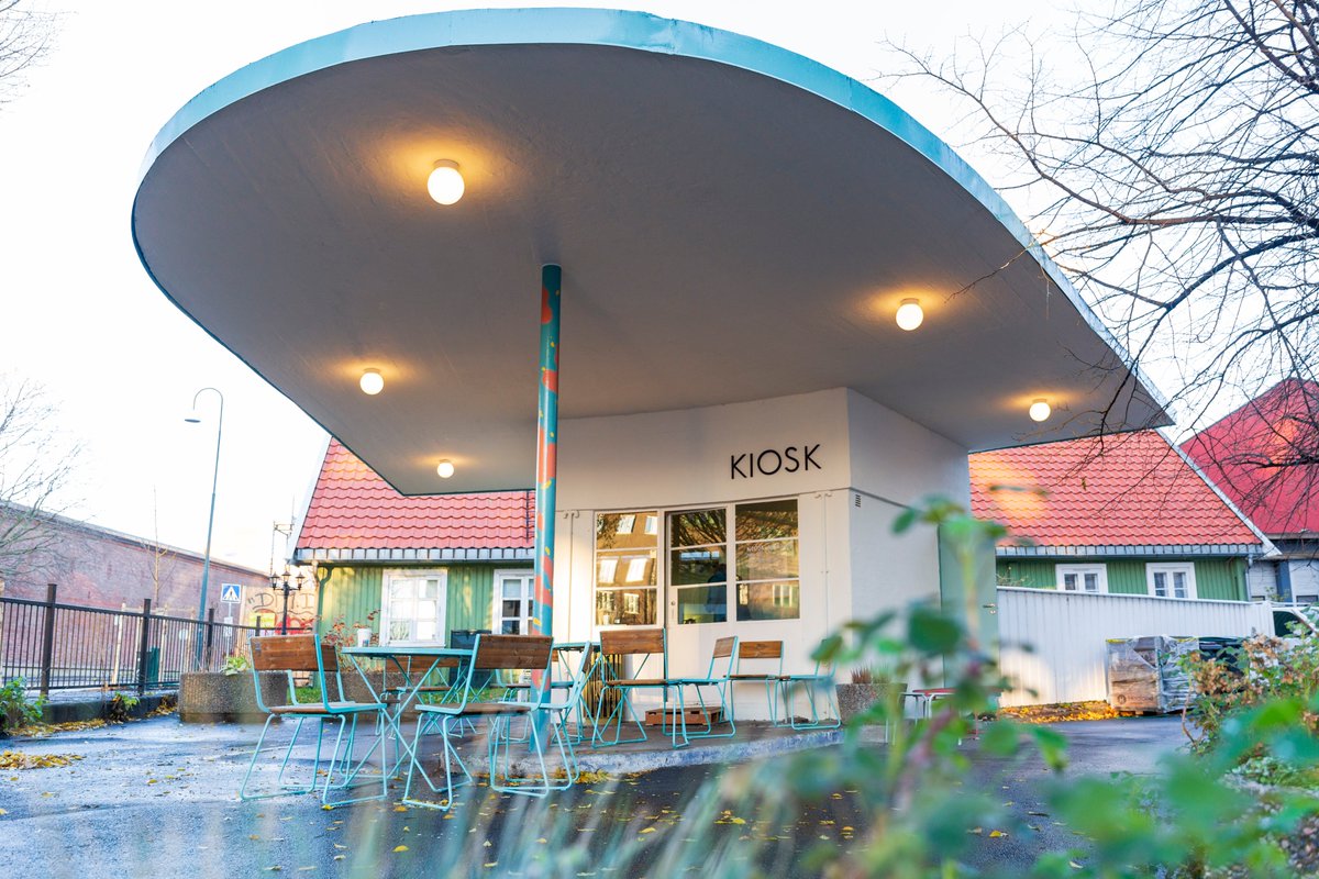 A tiny but cosy neighbourhood cafe at Galgeberg in Oslo 🤩 Neighbourhood locals came together and crowdfunded this old gas station into something new. You can find Kiosk! Oslo in St. Hallvard's street 71.