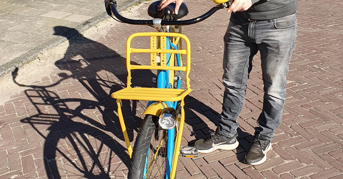 Arno, een deelnemer van Reakt fietsenwerkplaats in Haarlem nam een ontheemde fiets onder handen en schilderde deze in de nationale kleuren van Oekraïne. De fiets werd bij opbod verkocht aan een voormalige KLM-piloot. € 450,00. overgemaakt op giro 555. reakt.nl/wie-we-zijn/ni…
