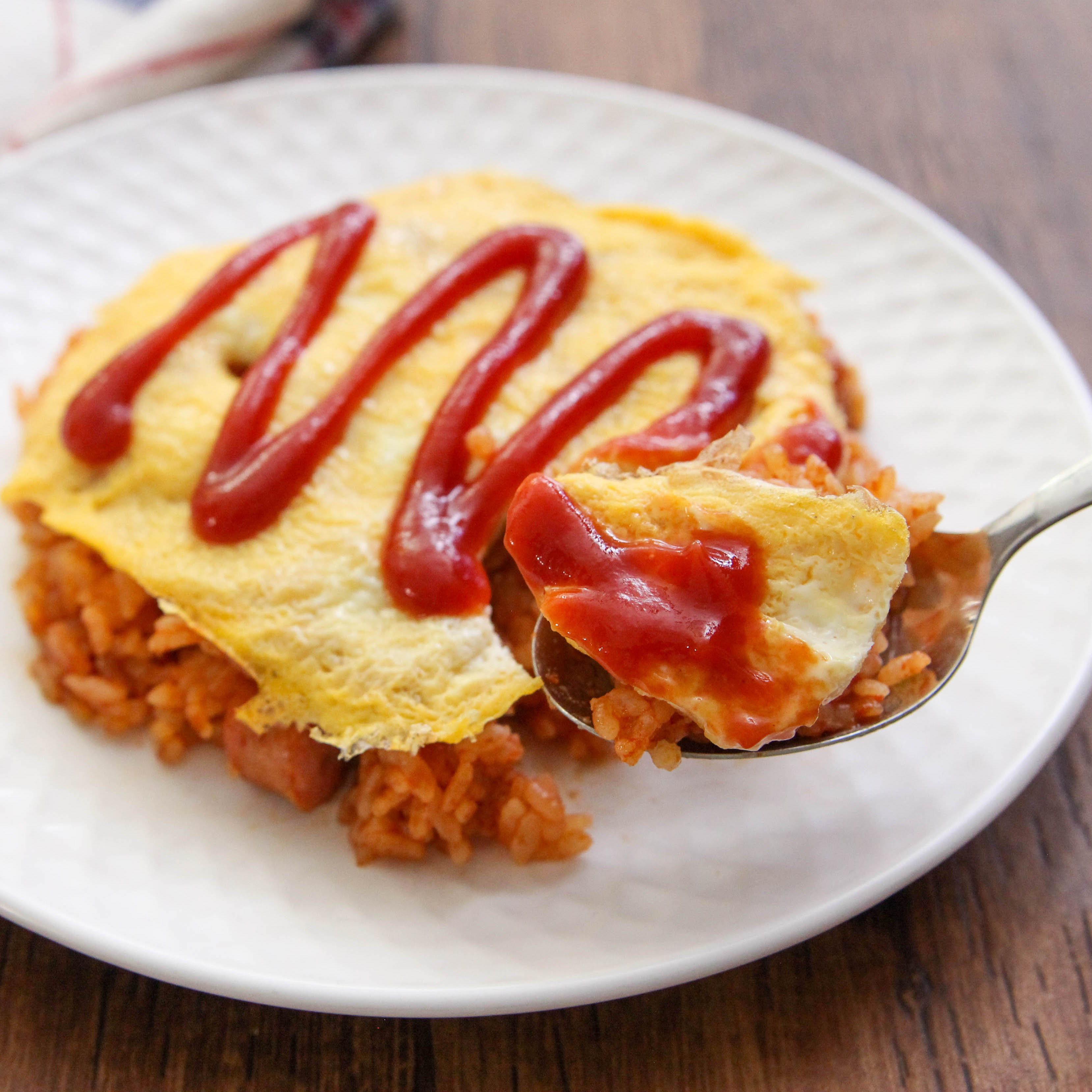 しかない料理のイガゴー 主材料１つでアホになるほどウマい簡単時短レシピ タッパーひとつで超簡単オムライス 全部レンジでいける 朝でもすぐ作れて旨いです ソーセージ2本 ケチャップ大2 コンソメ 醤油各小1 2 ご飯150g混ぜラップし600w3分チンし