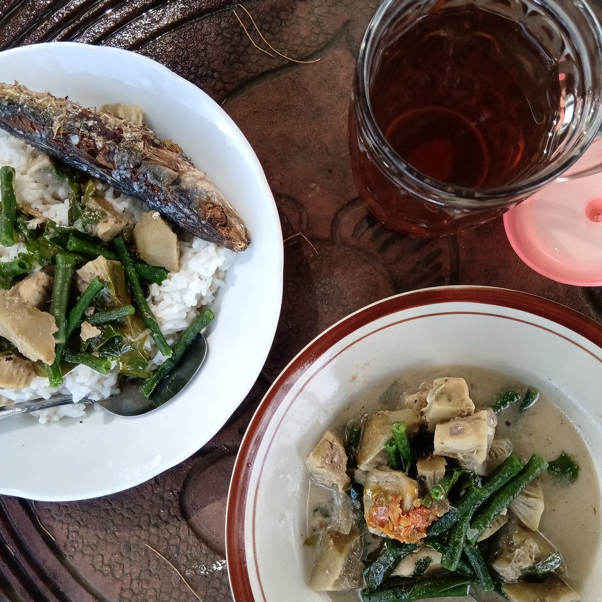 GARDUaction's tweet photo. Bukan ayam geprek, tapi di Paris, tapi Parangtritis.

Ini salah satu menu nasi sayur di kafetaria solidaritasnya #Garduaction https://t.co/F2rnCSN0cv