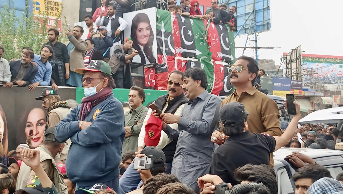 SyedFayazShah_'s tweet image. الحمد اللہ چیئرمین @BBhuttoZardari کا قافلہ گجرات پہنچ چکا ہے اور کل بلاول بھٹو زرداری لاکھوں جیالوں کے ہمراہ اسلام آباد پہنچ رہے ہیں اور وہاں نیازی کی حکومت کو لات مار کر ختم کر دیں گے.                               #AwamiMarach    @jamkhanshoro