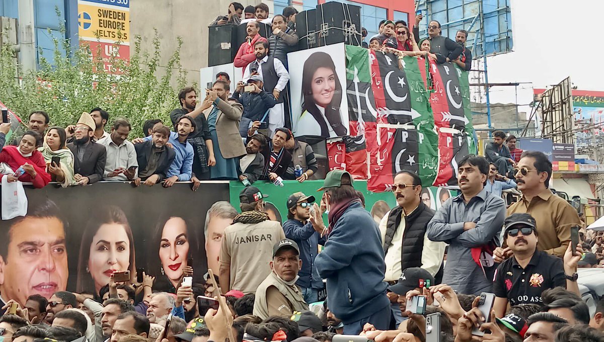 SyedFayazShah_'s tweet image. الحمد اللہ چیئرمین @BBhuttoZardari کا قافلہ گجرات پہنچ چکا ہے اور کل بلاول بھٹو زرداری لاکھوں جیالوں کے ہمراہ اسلام آباد پہنچ رہے ہیں اور وہاں نیازی کی حکومت کو لات مار کر ختم کر دیں گے.                               #AwamiMarach    @jamkhanshoro