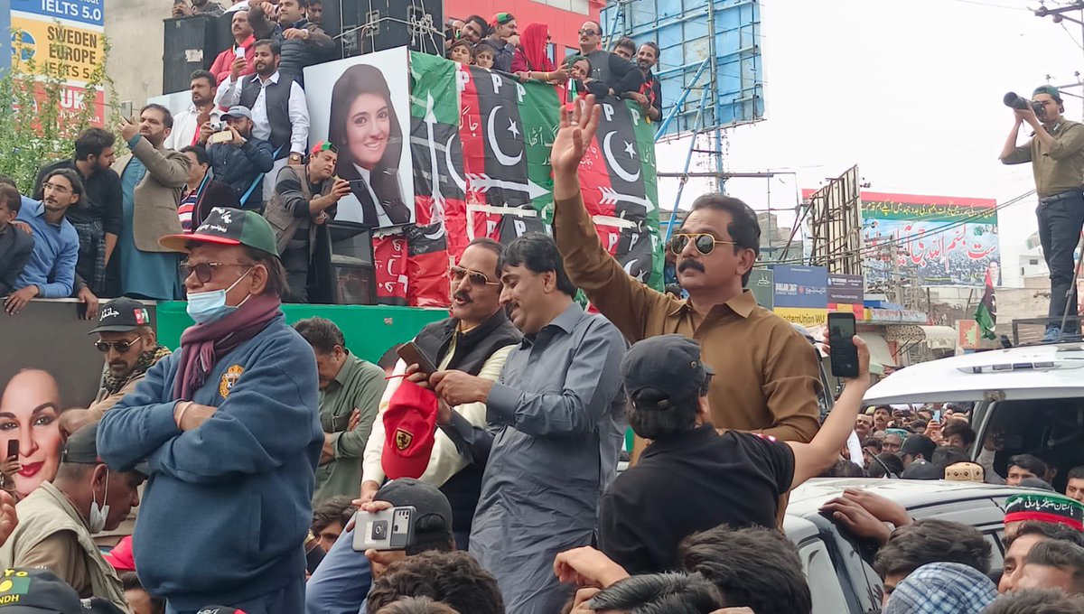 SyedFayazShah_'s tweet image. الحمد اللہ چیئرمین @BBhuttoZardari کا قافلہ گجرات پہنچ چکا ہے اور کل بلاول بھٹو زرداری لاکھوں جیالوں کے ہمراہ اسلام آباد پہنچ رہے ہیں اور وہاں نیازی کی حکومت کو لات مار کر ختم کر دیں گے.                               #AwamiMarach    @jamkhanshoro