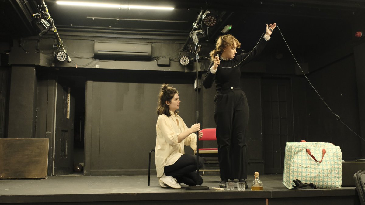 alicefrcham's tweet image. What an experience working with @SianDugganActor @Sam_Elwin + @FergusOLoan on the magical 'Fallen Follie' (@VelvetSmokeProd ) ! 🎷