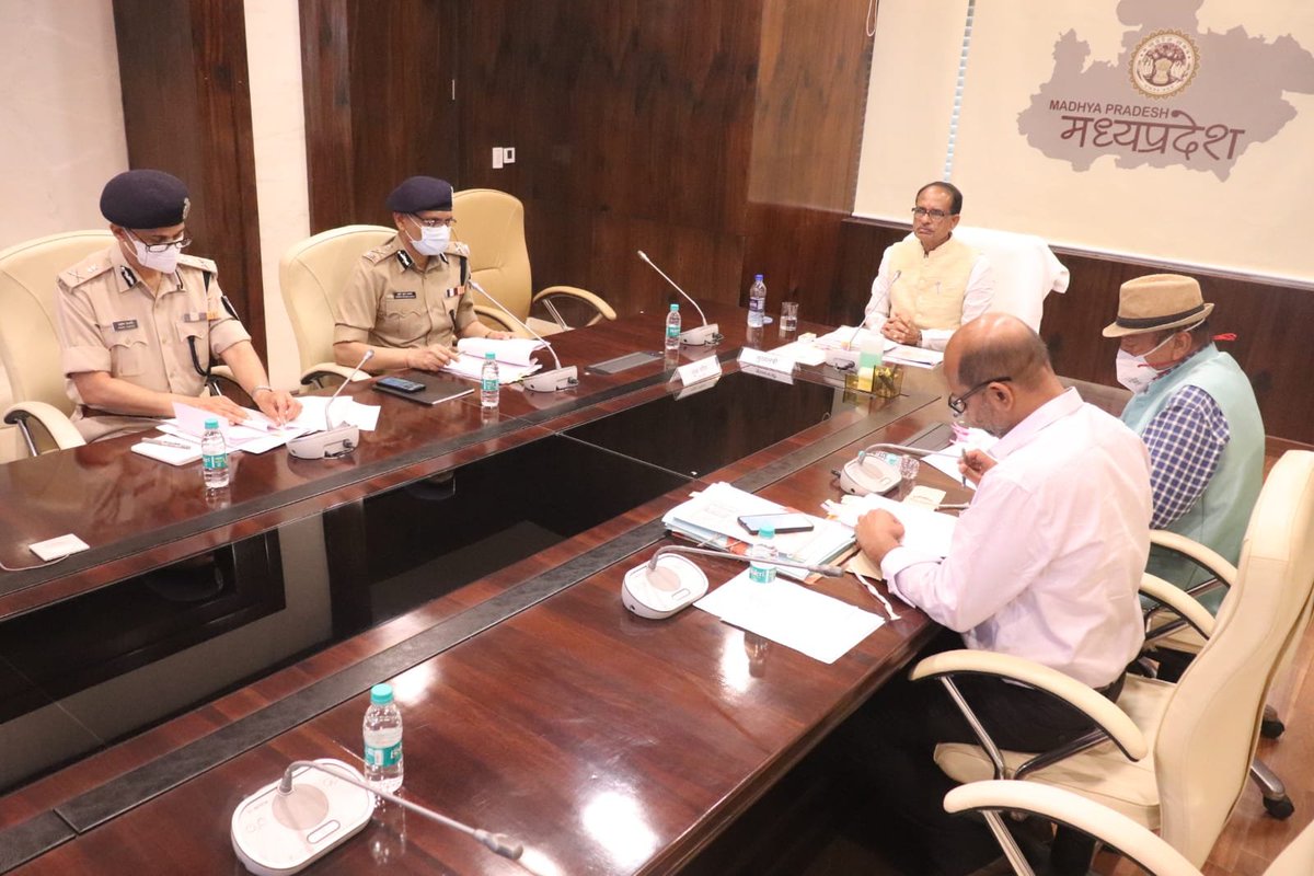 OfficeofSSC's tweet photo. मुख्यमंत्री श्री @ChouhanShivraj मंत्रालय में उच्च अधिकारियों के साथ समाधान ऑनलाइन की बैठक कर रहे हैं। https://t.co/s0H9yhCr8Q