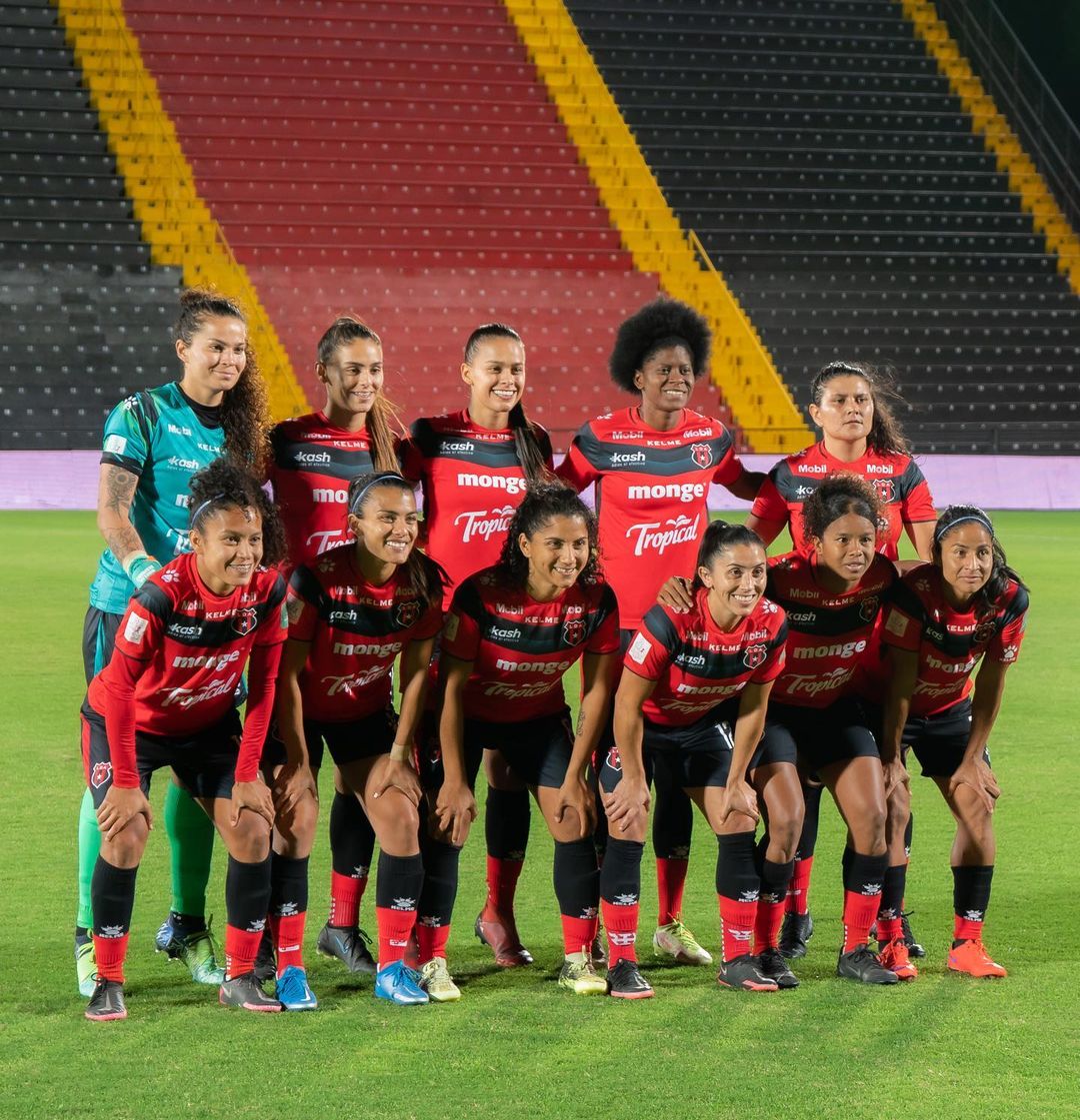 CulturaManuda's tweet photo. Buenos días familia Manuda ❤ 🖤 
#LasLeonas 
#SangreRojinegra https://t.co/4u8Eldj86U