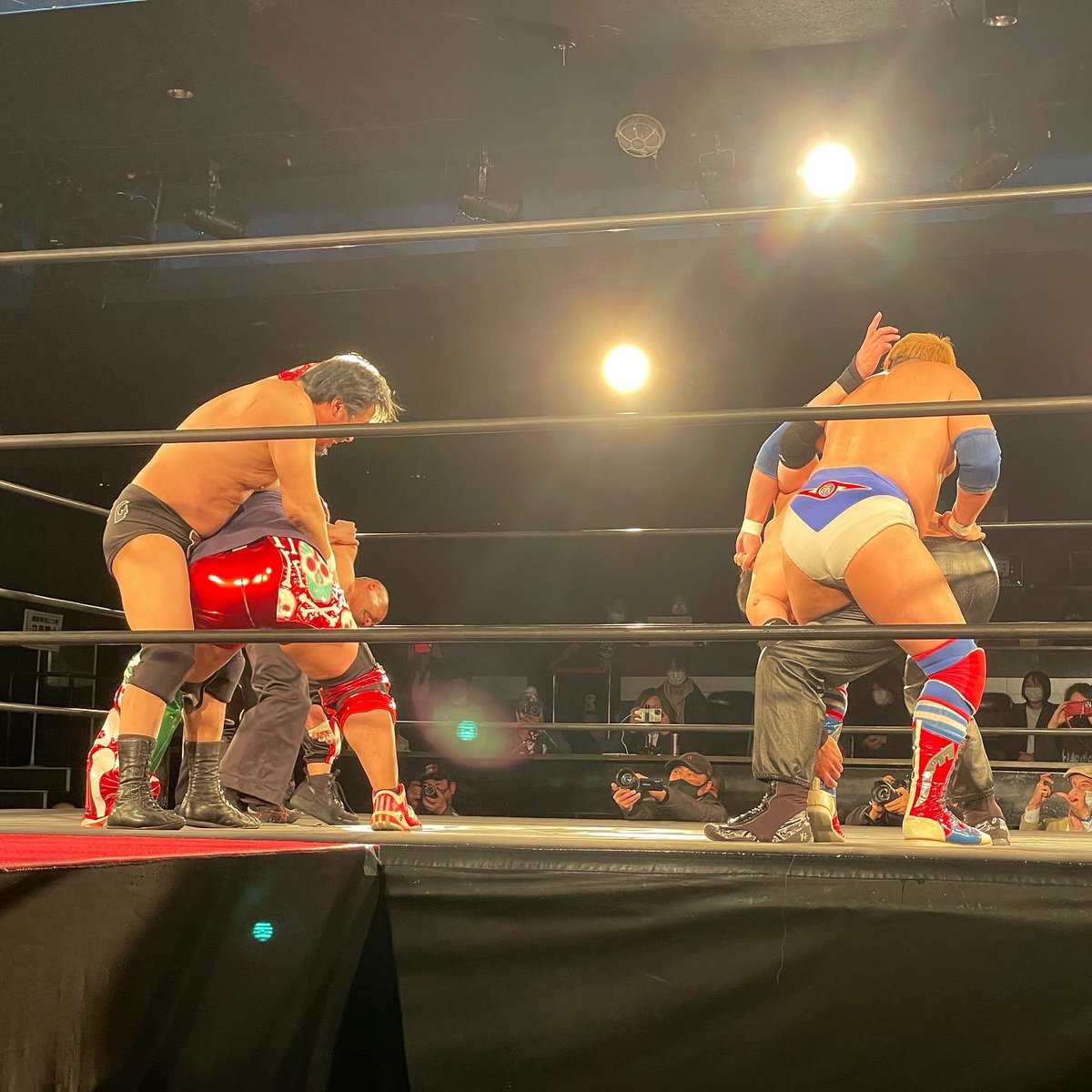 objectiboo's tweet photo. シークレットベースさんの13周年記念大会に、勝利者賞として #通せるクージー と #はこべるドリンクホルダー を提供させて頂きました🙏🏻
⁡
タッグタイトルのベルトと認定書の授与なんて重要な役割まで任せて頂けて光栄でしたが、めちゃくちゃ緊張しました💦
⁡
#pw_secretbase 
#objectiboo https://t.co/FPWjJgZEc1