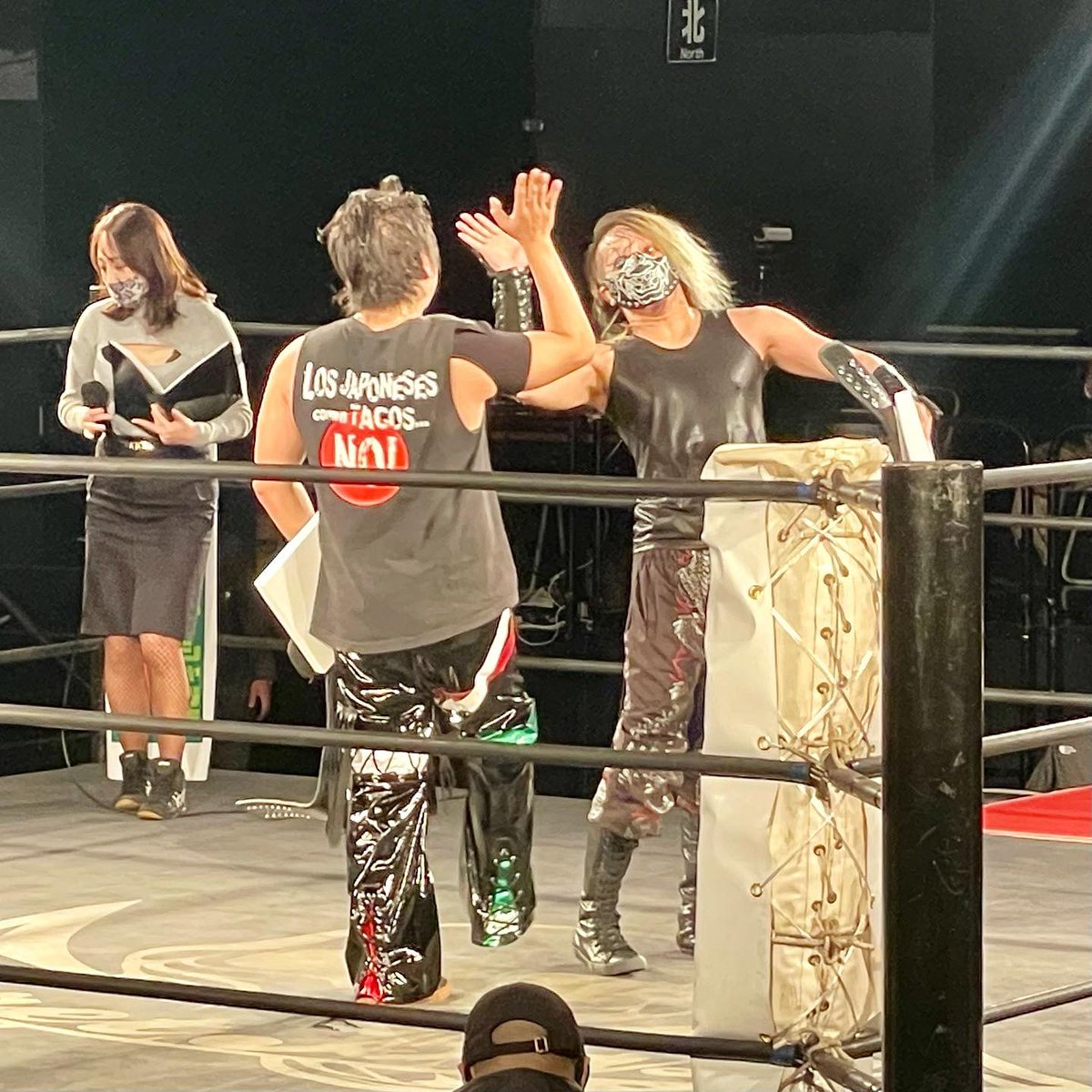 objectiboo's tweet photo. シークレットベースさんの13周年記念大会に、勝利者賞として #通せるクージー と #はこべるドリンクホルダー を提供させて頂きました🙏🏻
⁡
タッグタイトルのベルトと認定書の授与なんて重要な役割まで任せて頂けて光栄でしたが、めちゃくちゃ緊張しました💦
⁡
#pw_secretbase 
#objectiboo https://t.co/FPWjJgZEc1