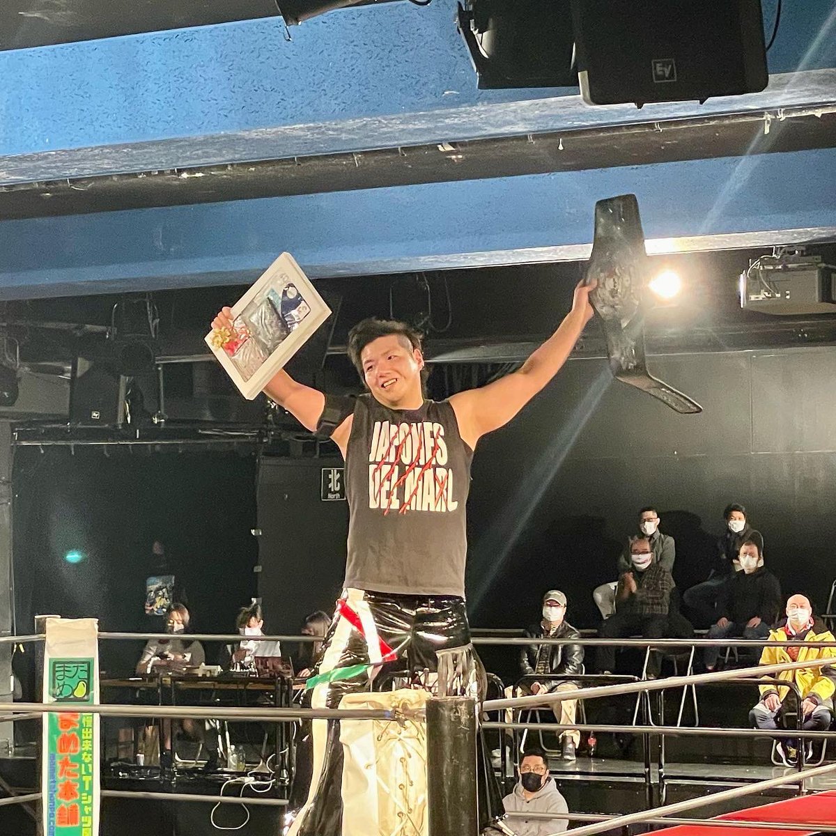 objectiboo's tweet photo. シークレットベースさんの13周年記念大会に、勝利者賞として #通せるクージー と #はこべるドリンクホルダー を提供させて頂きました🙏🏻
⁡
タッグタイトルのベルトと認定書の授与なんて重要な役割まで任せて頂けて光栄でしたが、めちゃくちゃ緊張しました💦
⁡
#pw_secretbase 
#objectiboo https://t.co/FPWjJgZEc1