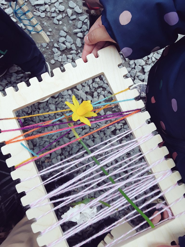AshbridgeMaxy's tweet photo. We started off our week in the #atelier with a 'weaving spring' activity. We practised creating a base to weave strings then went outdoors to look for early signs of Spring #eytalking #eyfstwittertagteam @NDNAtalk @cosydirect https://t.co/1EtpHcbVsu