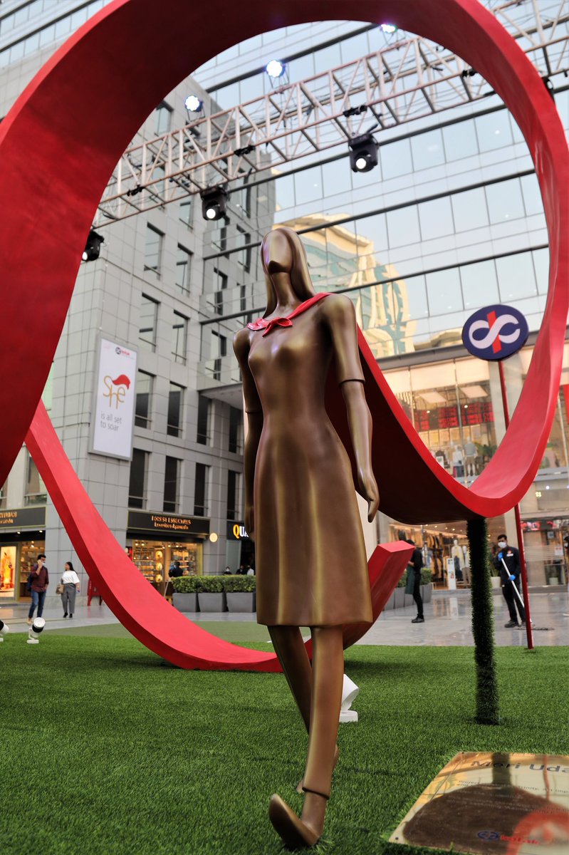 KotakBankLtd's tweet photo. Unveiling ‘Meri Udaan’ which celebrates the spirit of the “Aatmanirbhar” Indian Woman 
#BecomingAatmanirbhar #HappyWomensDay #KotakSilk #MeriUdaan https://t.co/0fTs2SgLGT