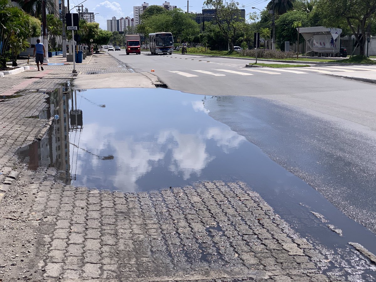 Desde a construção desses elevados existe esse represamento de água. A <a href="/emurb/">emur</a> <a href="/PrefAracaju/">Eu amo Aracaju</a> e <a href="/EdvaldoNogueira/">Edvaldo Nogueira</a> não verificaram isso? Quem aprova essas obras?