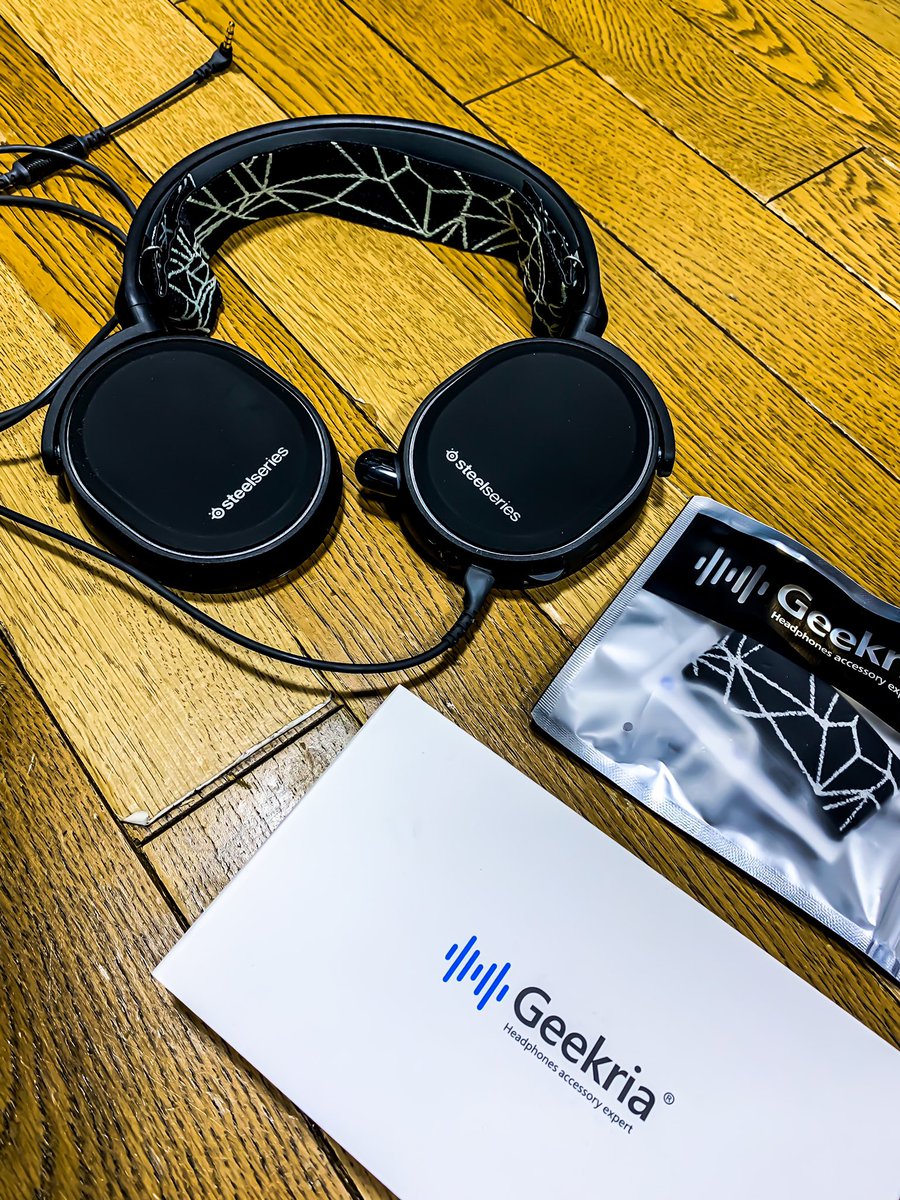 Maetona's tweet photo. イヤーパッドとヘッドバンドがボロボロになり使わなくなっていたsteelseries arctis5をPS5用としてレストア。amazonで購入したGEEKRIAの互換性イヤーパッドとヘッドバンドのおかげで見事に復活。これでPS5のマルチプレイも捗ります。
#steelseries
#arctis5
#geekria https://t.co/WHVAUSu2CH