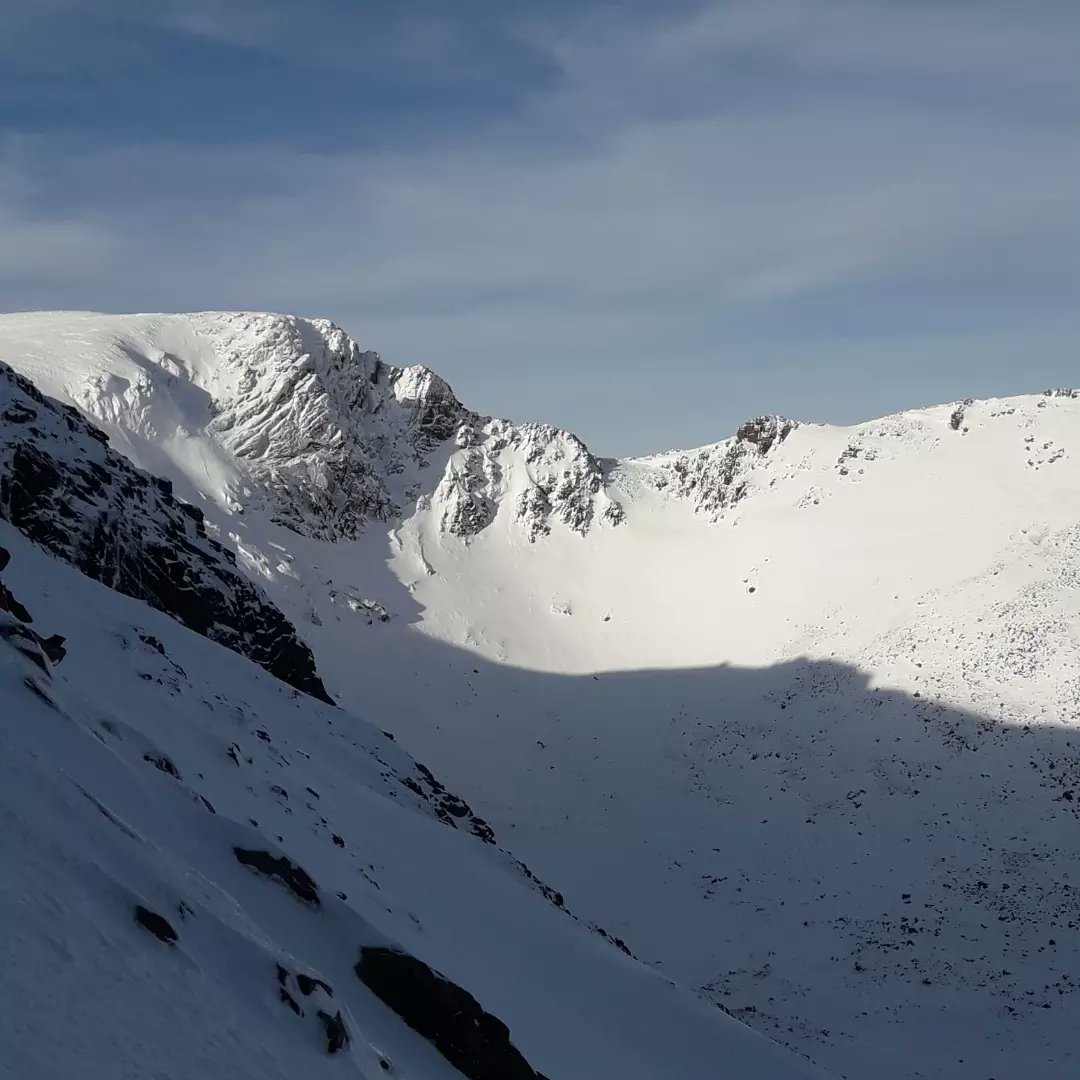 Stunning day soloing a couple of winter routes in Cairngorms today. 
Alpine views with all the summits clear of cloud.🗻❄☀️