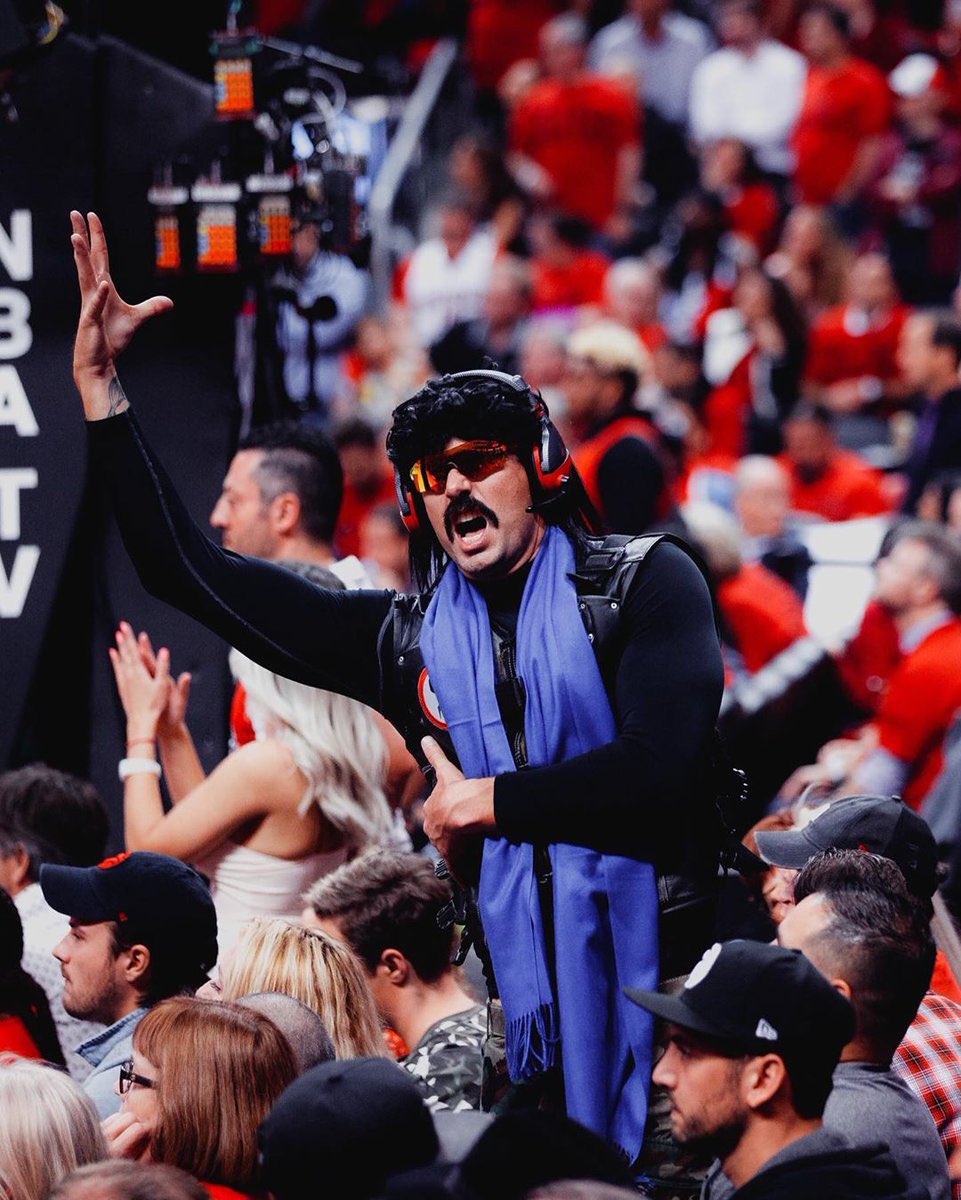 ThriveFantasyGG's tweet photo. Dr Disrespect at sporting events: An Art Gallery✨
@DrDisrespect 
#drdisrespect #cod #lebron #lakers #memes https://t.co/m7qtVi8FKg