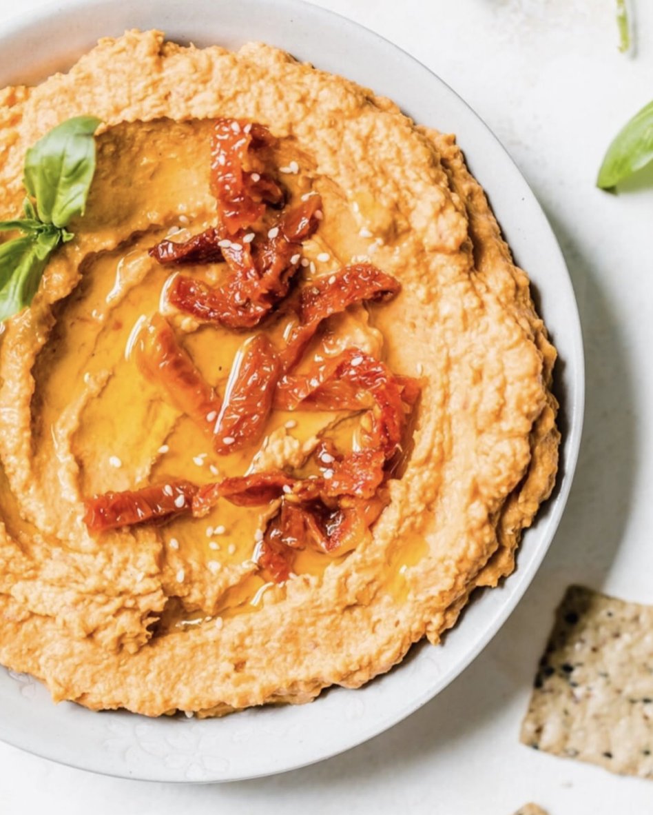 You can never have too many hummus recipes, right? Snack away on this delicious sun-dried tomato hummus recipe by @thealmondeater!🍅
.
Grab the recipe on our story or here 👉 calsundry.com/sun-dried-toma…
