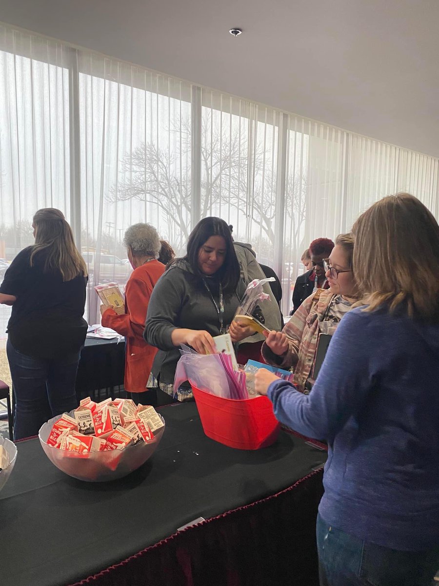 WagonRead's tweet photo. Little Read Wagon was able to donate 100 books to the families of Oklahoma’s special needs and autism community at the Wellspring for Parents Caring for a Child with Autism. https://t.co/sIaY7Duaew