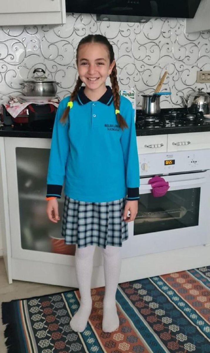 Köpeklerden Kaçarken Kamyon Altında Kalan Küçük Mahra Melin Pınar'dan Kötü Haber geldi..
Maalesef küçük kız çocuğunun Sağ Bacağı Kesildi.. 😔 Gerçekten çok şey demek istiyorum fakat karşımda ne bunu anlayacak tam donanımlı  yetkili var, ne de insan. Öyle işte.. 
#MahraMelinPınar