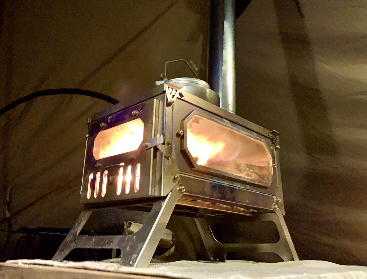 katsuobushi_b_r's tweet photo. ポモリーT-BRICK Mini、この角度カッコいいわぁ。テーブルに乗っけて設置位置上げたら、炎鑑賞がめっちゃ捗って良き。
#POMOLY #TBRICK #薪ストーブ #キャンプ https://t.co/HOiWOuNfDz