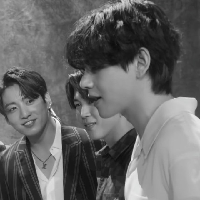 ชอบจังเวลาสองคนนี้อยู่ด้วยกันสัมผัสได้ถึงความสีชมพูความฟรุ้งฟริ้งความเคมีฟิสิกส์  #kookv https://t.c<a href="/tag/kookv"class="tags">#kookv</a>