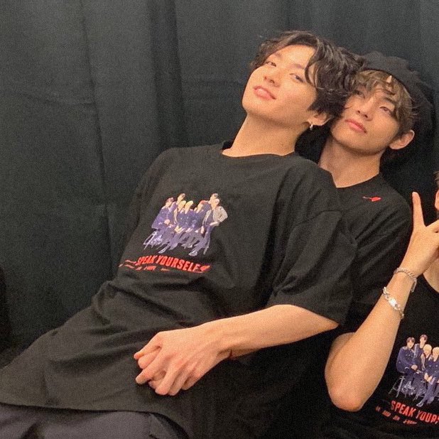 ชอบจังเวลาสองคนนี้อยู่ด้วยกันสัมผัสได้ถึงความสีชมพูความฟรุ้งฟริ้งความเคมีฟิสิกส์  #kookv https://t.c<a href="/tag/kookv"class="tags">#kookv</a>