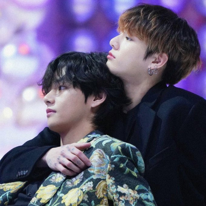 ชอบจังเวลาสองคนนี้อยู่ด้วยกันสัมผัสได้ถึงความสีชมพูความฟรุ้งฟริ้งความเคมีฟิสิกส์  #kookv https://t.c<a href="/tag/kookv"class="tags">#kookv</a>