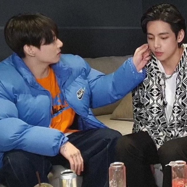 ชอบจังเวลาสองคนนี้อยู่ด้วยกันสัมผัสได้ถึงความสีชมพูความฟรุ้งฟริ้งความเคมีฟิสิกส์  #kookv https://t.c<a href="/tag/kookv"class="tags">#kookv</a>