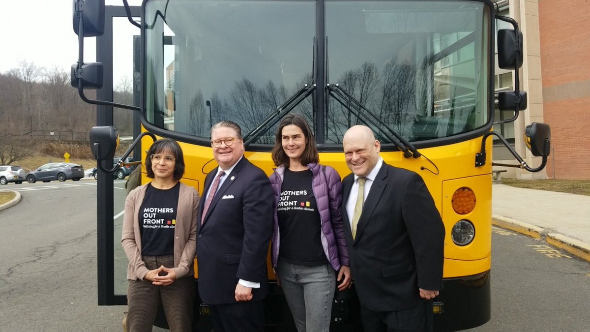 ESBC_org's tweet image. Great day to meet the @greenpower BEAST and learn all about their #EVSchoolBus Nice to see all the support from @MothersOutFront @MissionEV @EMPIRECLEAN @greenlivingguy @RyneShetterly