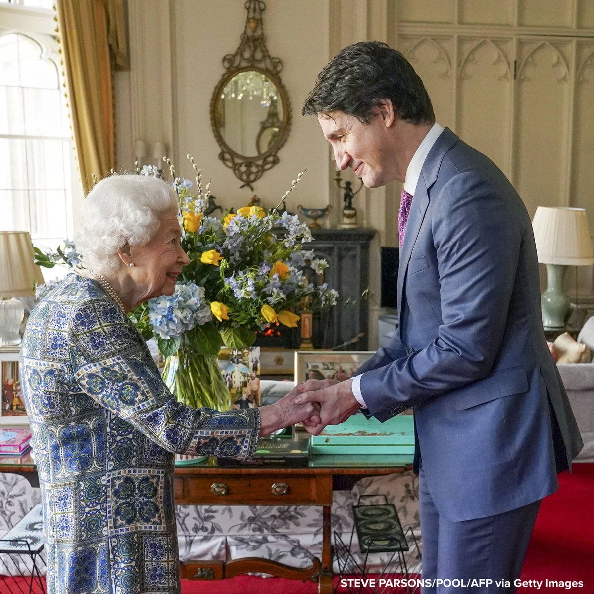 ABCWorldNews's tweet photo. 📸: Queen Elizabeth II held her first major in-person meeting today since her COVID-19 diagnosis. 
 
She received Canadian Prime Minister Justin Trudeau at Windsor Castle. https://t.co/iDv91IPhEU https://t.co/s2GIV6LOoz