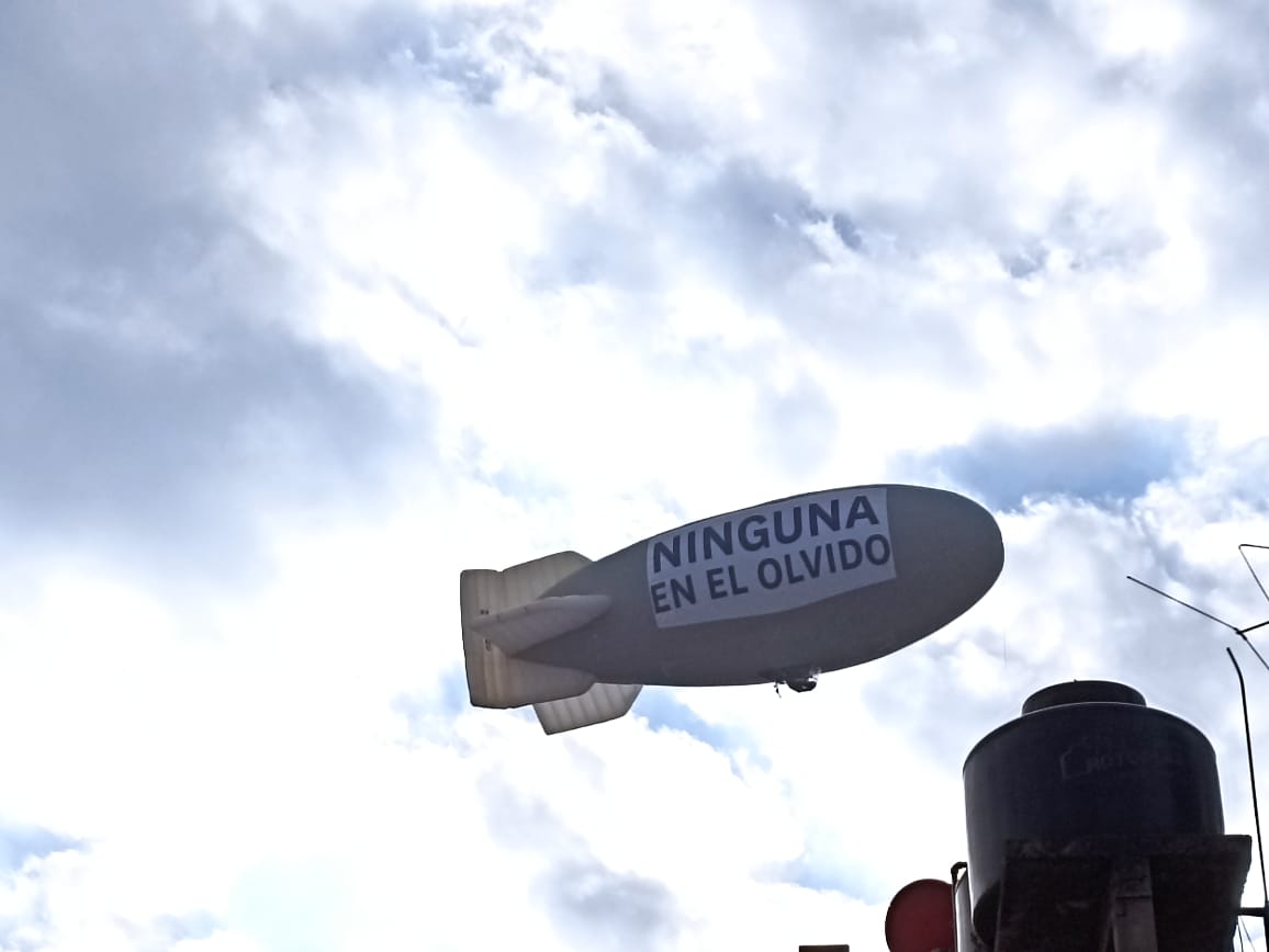 Ivonne_delacruz's tweet photo. Esta mañana un zeppelin sobrevoló la Ciudad de México con dos mensajes claros sobre la violencia feminicida en México... no se ha aclarado la autoria hasta el momento 
#8M
#Feminicidio
#CDMX 
📸@AngiePachJim93 https://t.co/phvjsTF3H8